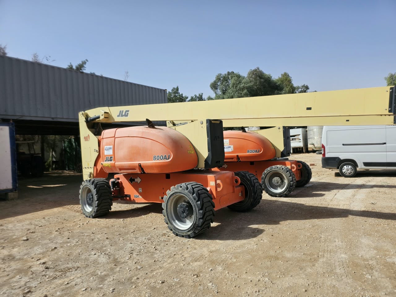 Deux nacelles articulées JLG 800AJ