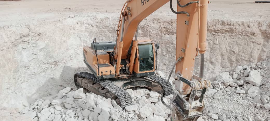 Pelle hydraulique Hyundai avec brise-roche dans une fouille
